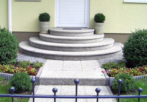 geschlossene Treppe, halbrund, 4-stufig